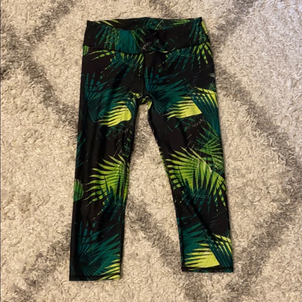 Fabletics black green leaf mid calf legging